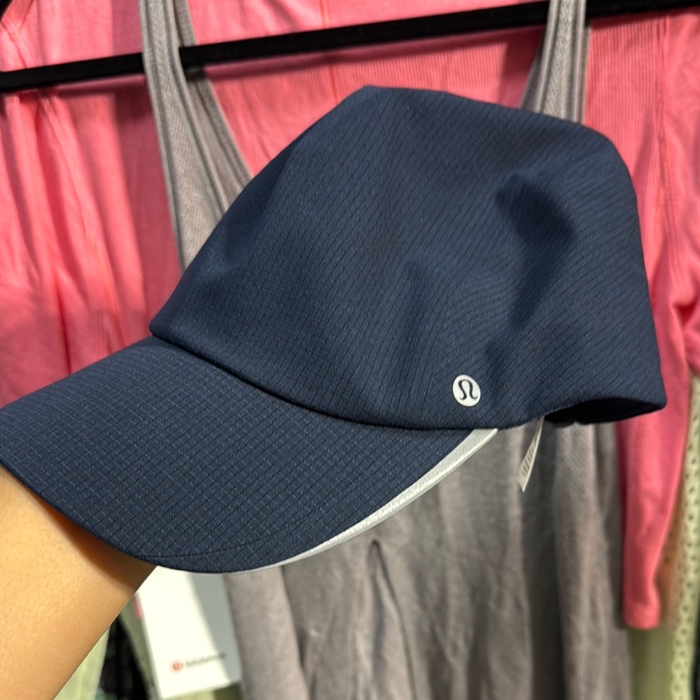 NWOT. Fast and Free Running Hat
WovenAir. Size L/XL